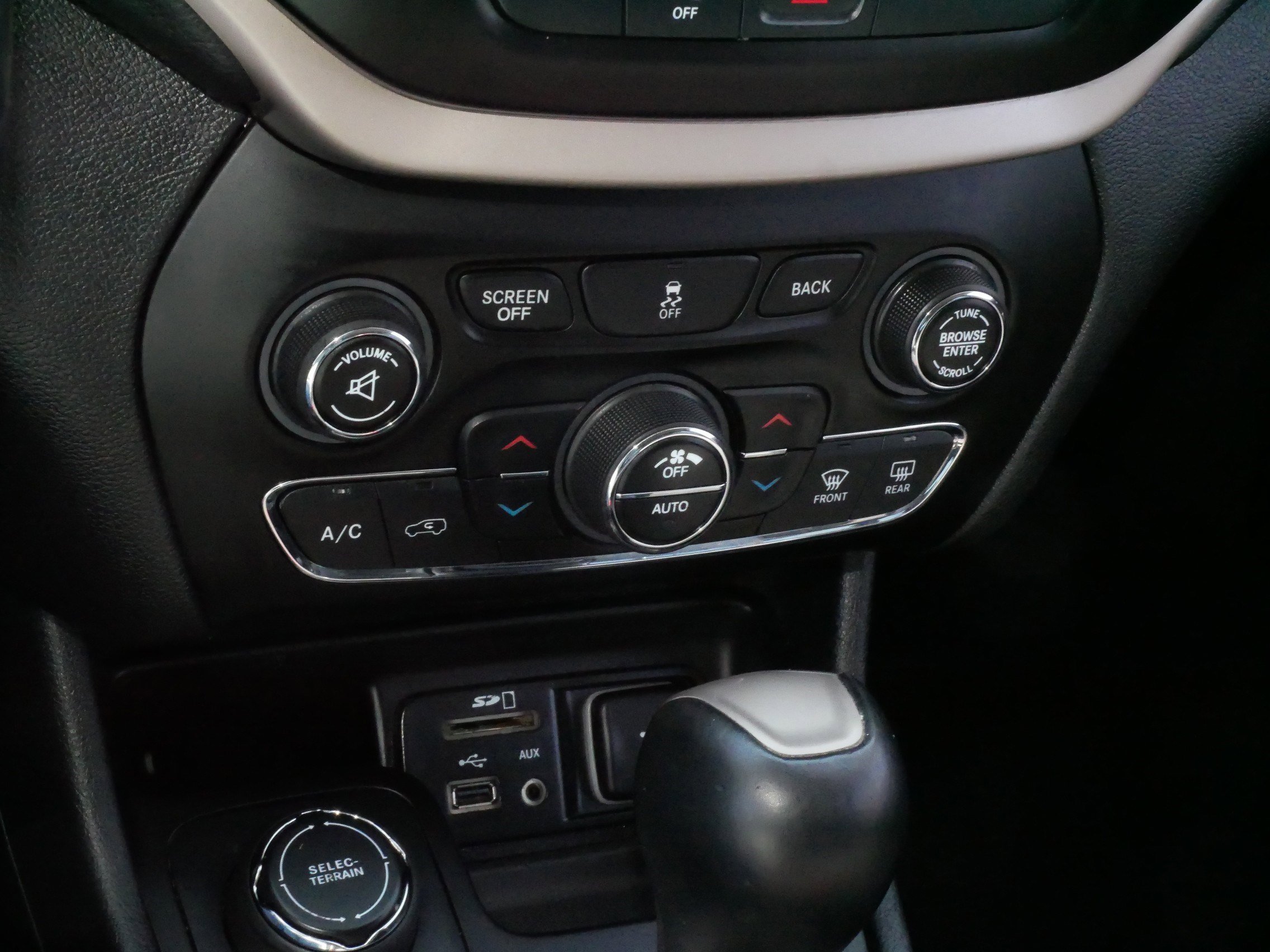 Used 2018 Jeep Cherokee Limited image 23