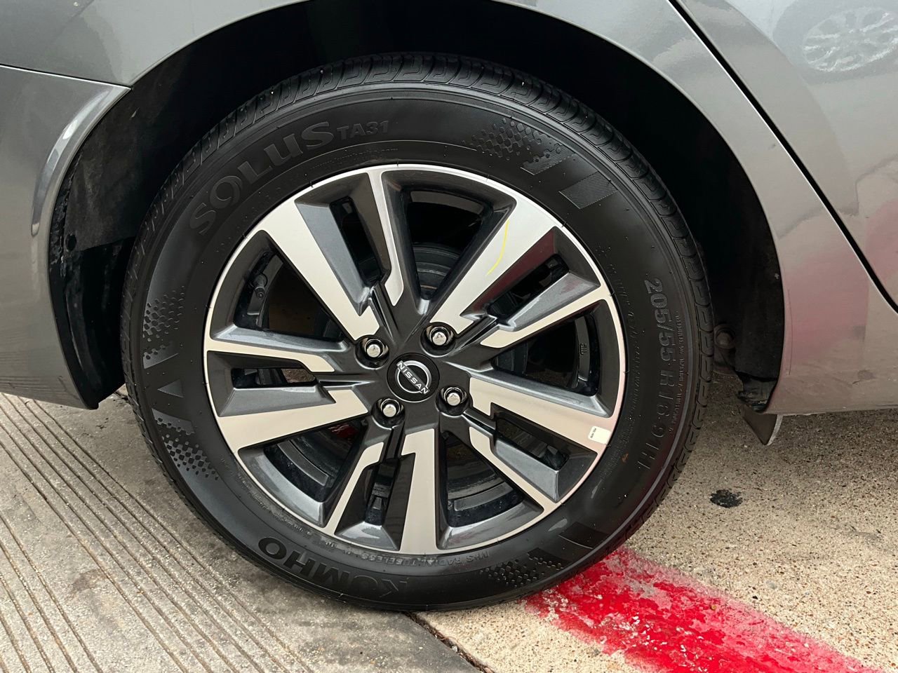 Used 2025 Nissan Versa SV image 9