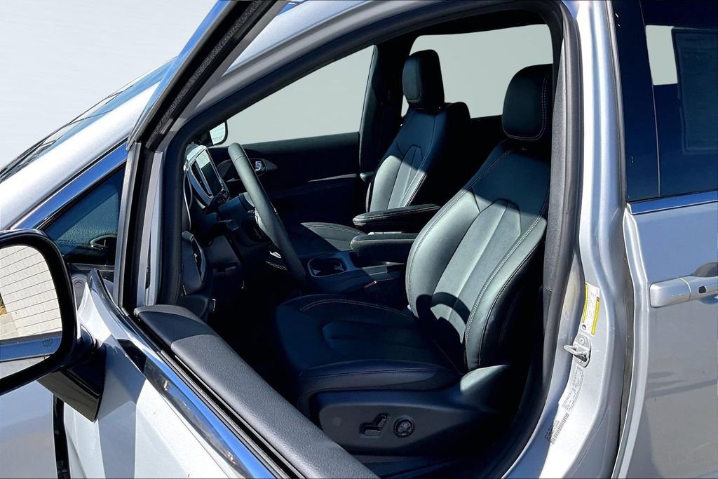 New 2026 Chrysler Pacifica Select image 3