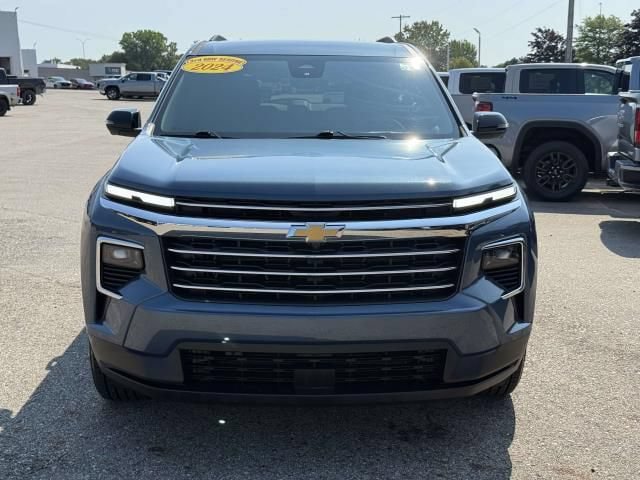 Used 2024 Chevrolet Traverse LT w/ Trailering Package FWD image 3
