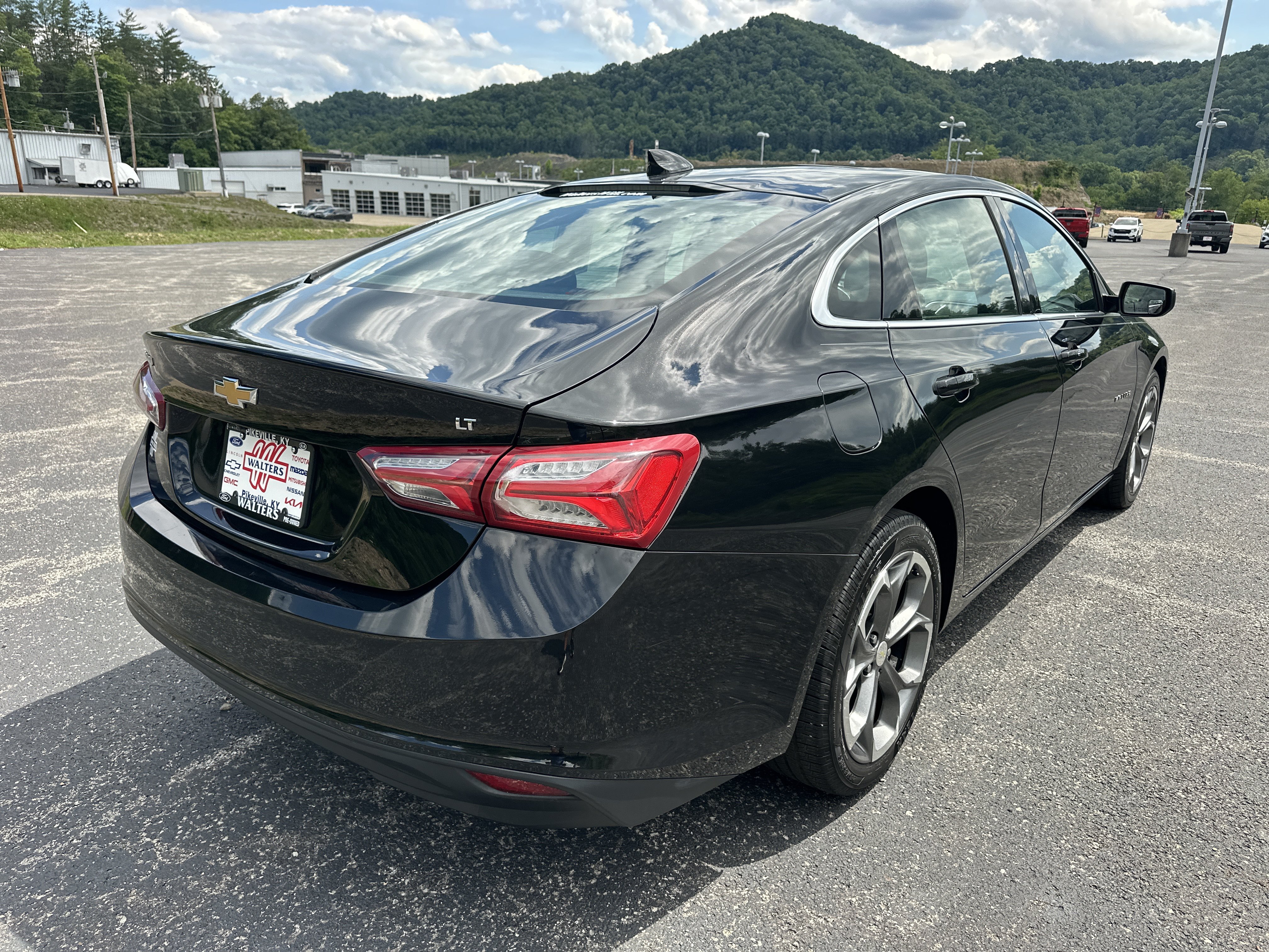 Used 2021 Chevrolet Malibu LT FWD image 2