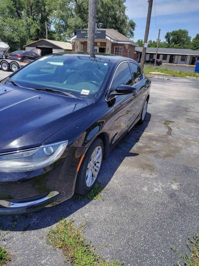 Used 2015 Chrysler 200 Limited w/ Convenience Group FWD image 2