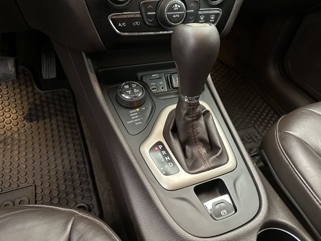 Used 2015 Jeep Cherokee Trailhawk AWD/4WD image 24
