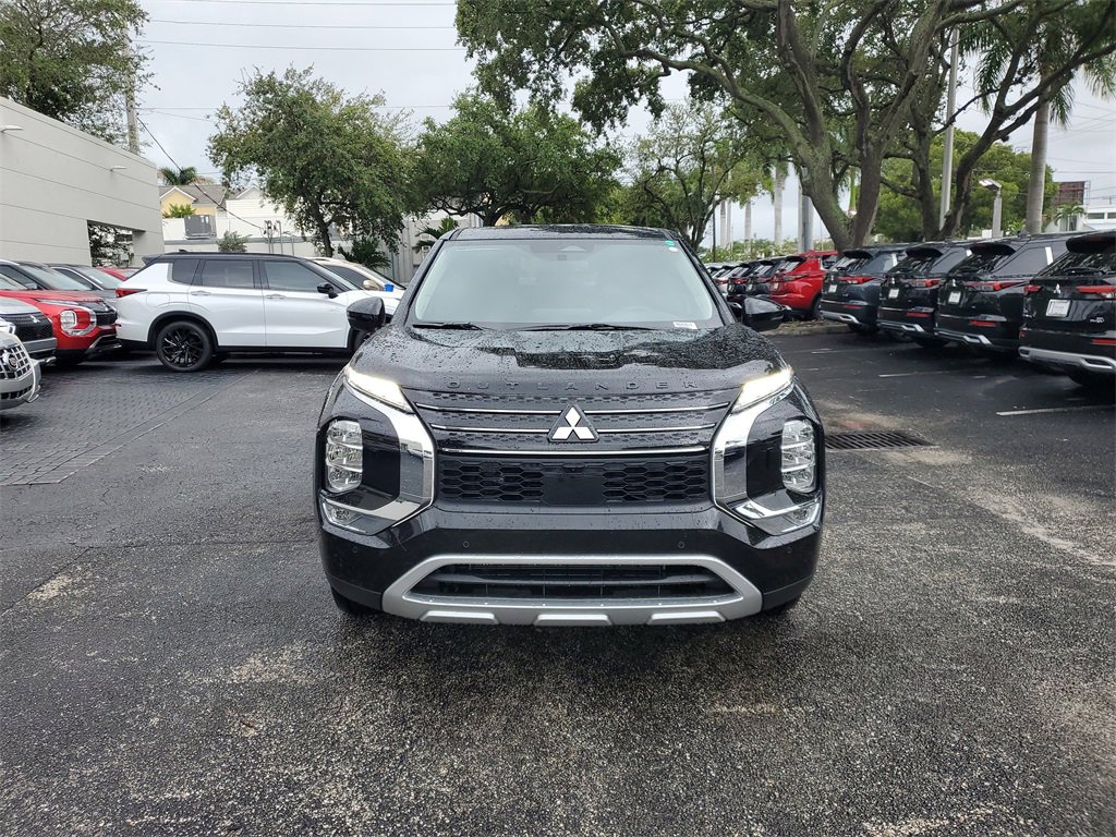 New 2025 Mitsubishi Outlander SE image 2