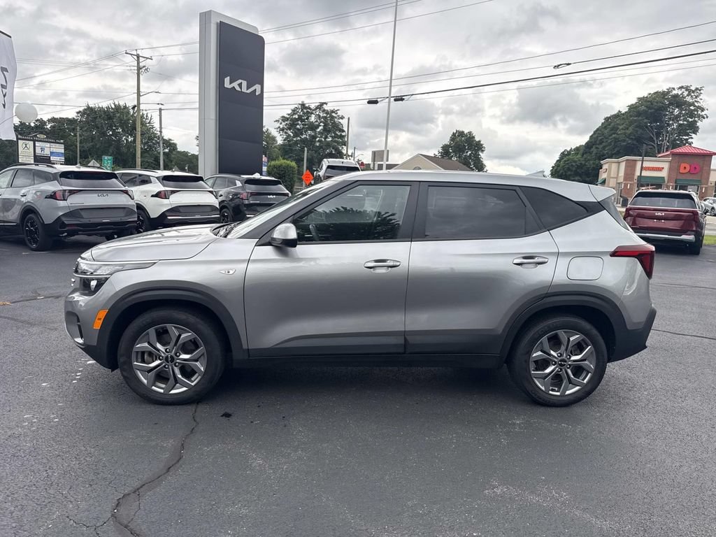 Used 2024 Kia Seltos LX AWD/4WD image 2