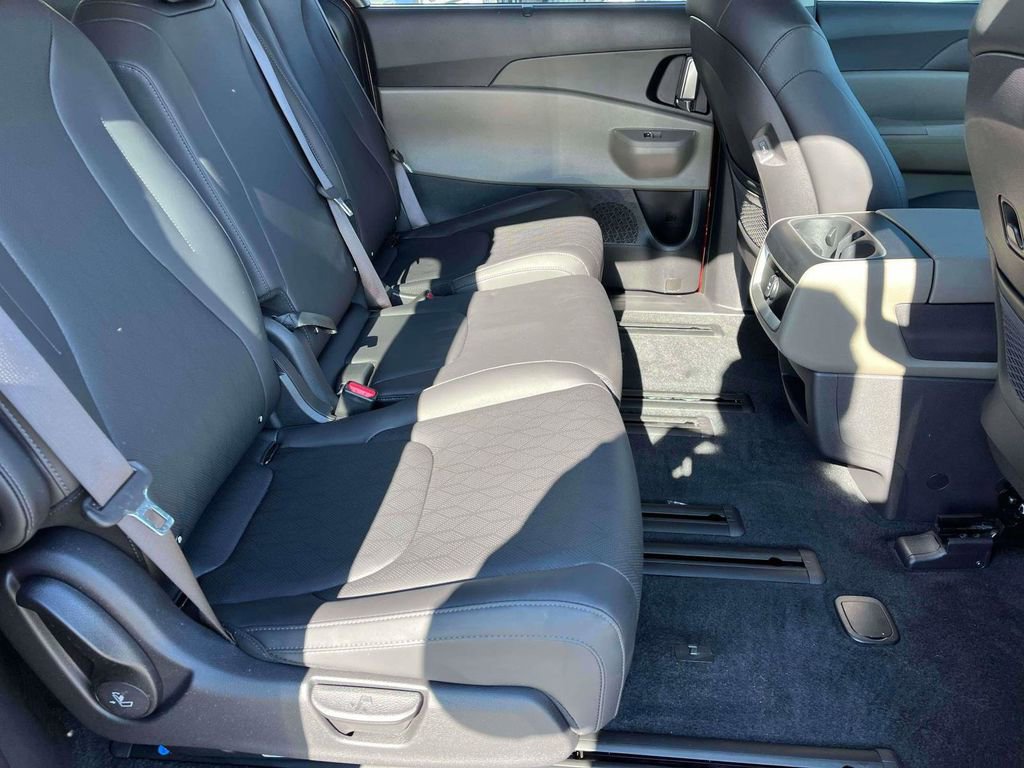 Certified 2025 Kia Carnival EX image 8