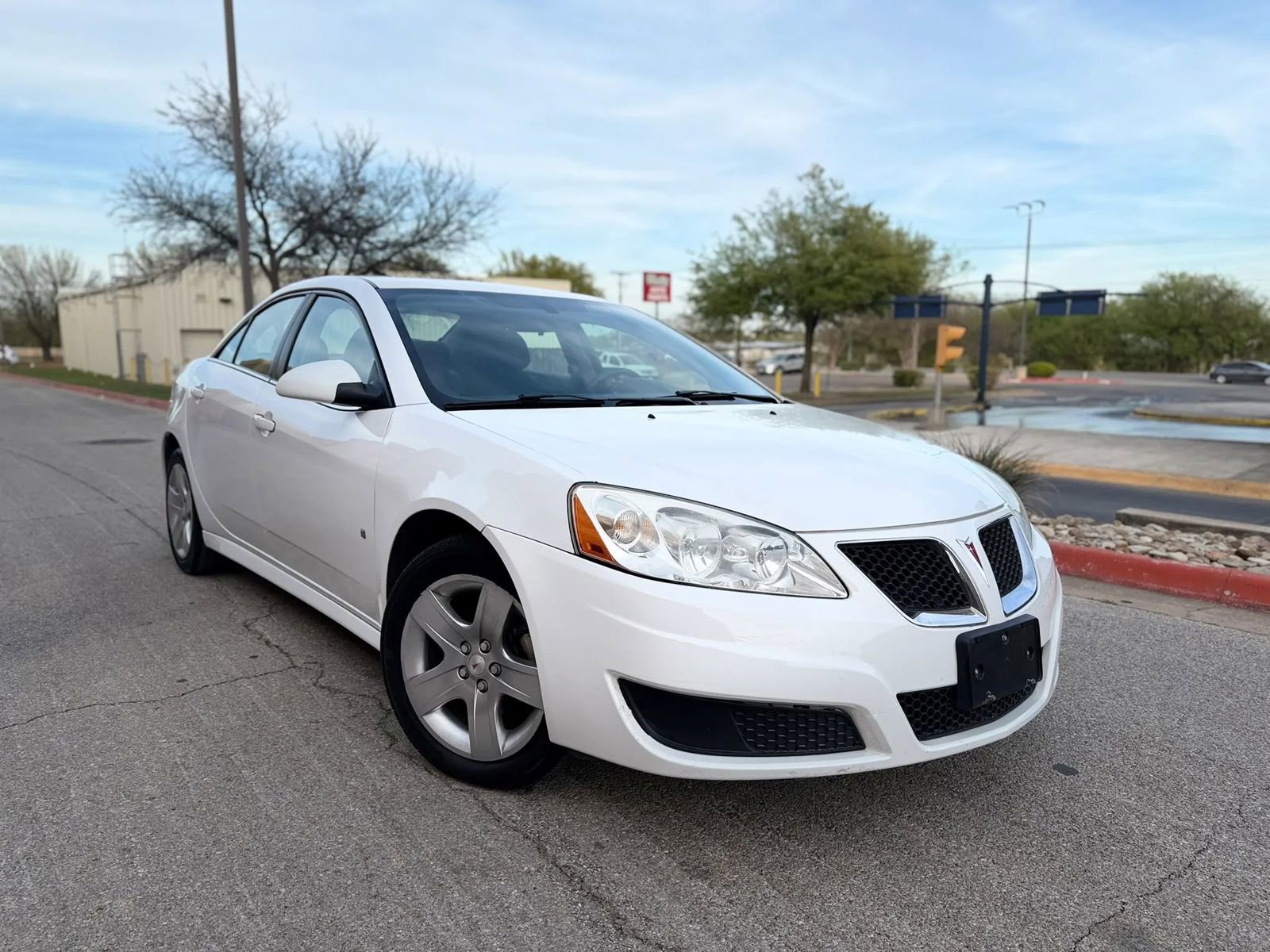 Used 2010 Pontiac G6 Sedan 4D image 2