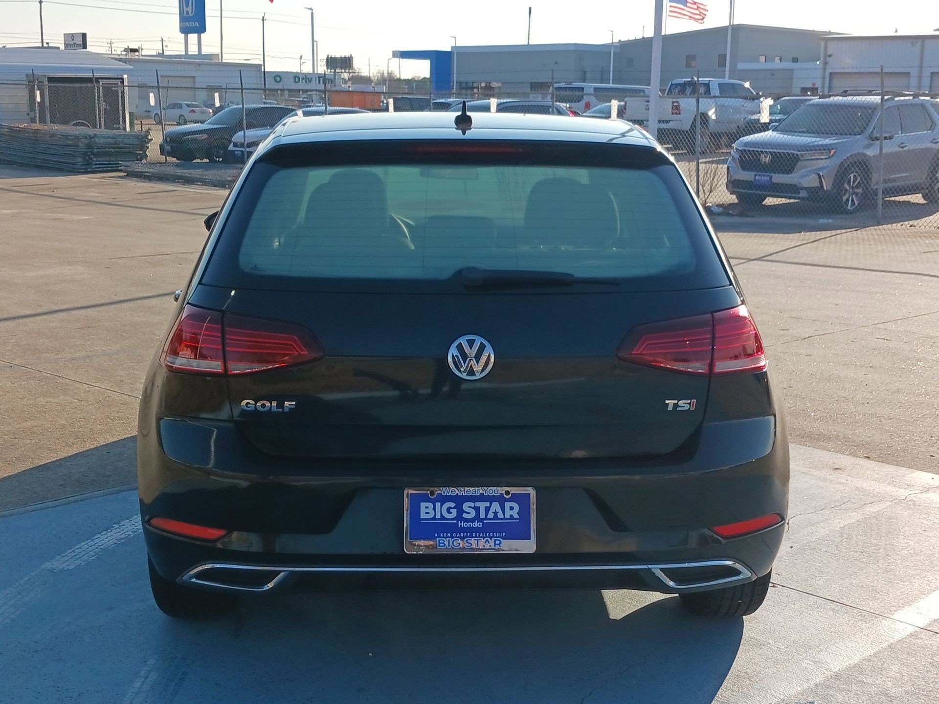 Used 2018 Volkswagen Golf S image 2