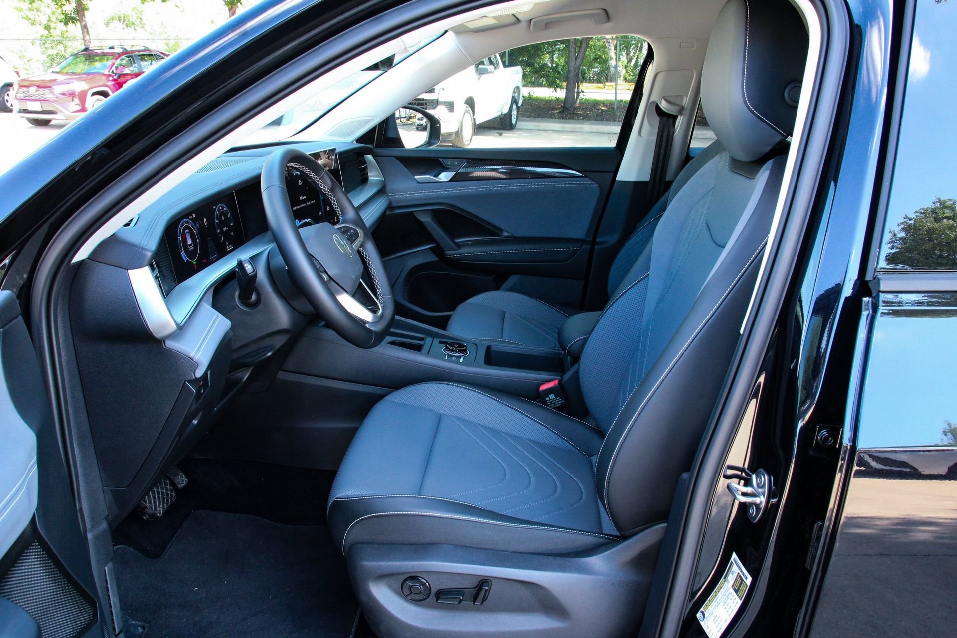 Certified 2025 Volkswagen Tiguan SE FWD image 10