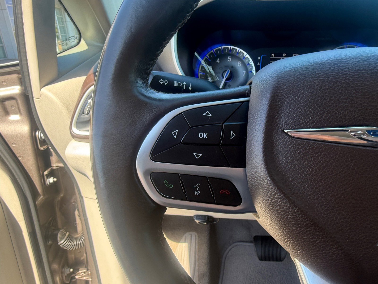 Used 2017 Chrysler Pacifica Touring-L w/ Tire & Wheel Group image 28