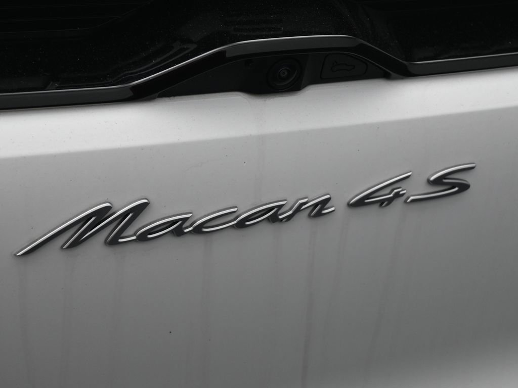Certified 2025 Porsche Macan 4S Electric AWD/4WD image 9