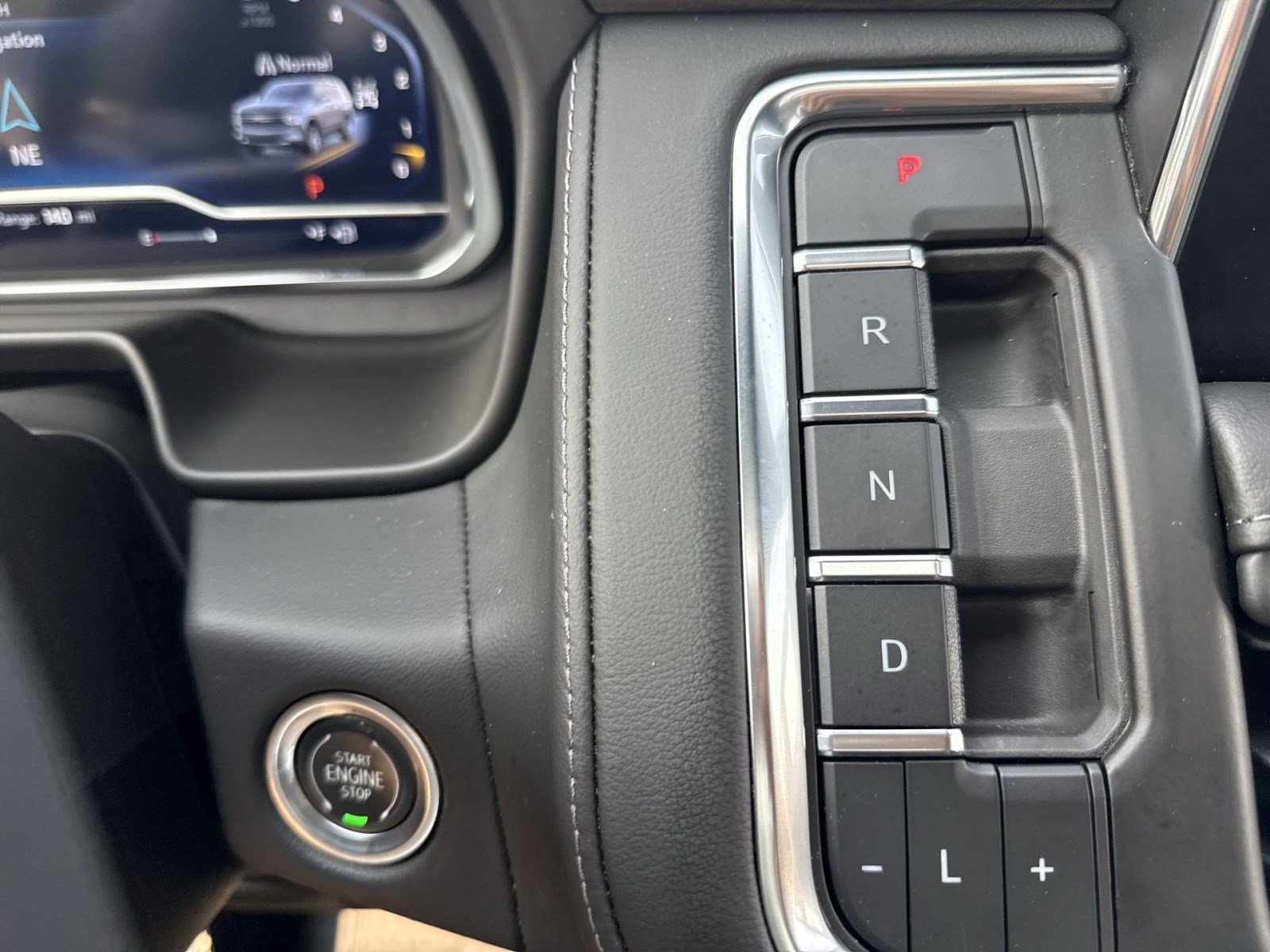 Used 2022 Chevrolet Tahoe Z71 w/ Luxury Package AWD/4WD image 21