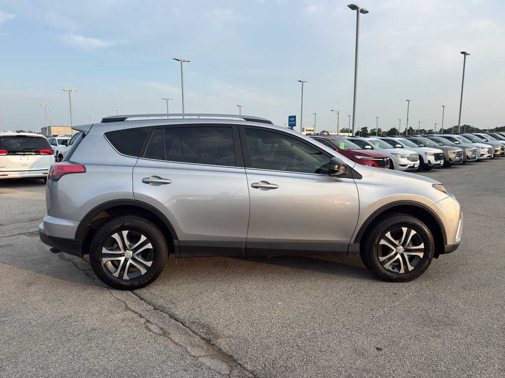 Used 2018 Toyota RAV4 LE FWD image 4