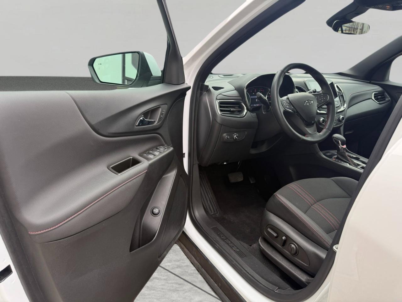 Used 2023 Chevrolet Equinox RS image 19
