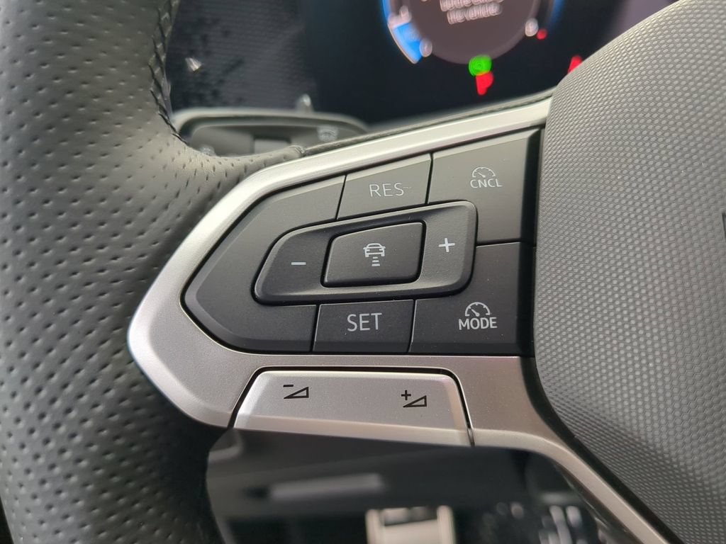 New 2025 Volkswagen Tiguan SE R-Line FWD image 28
