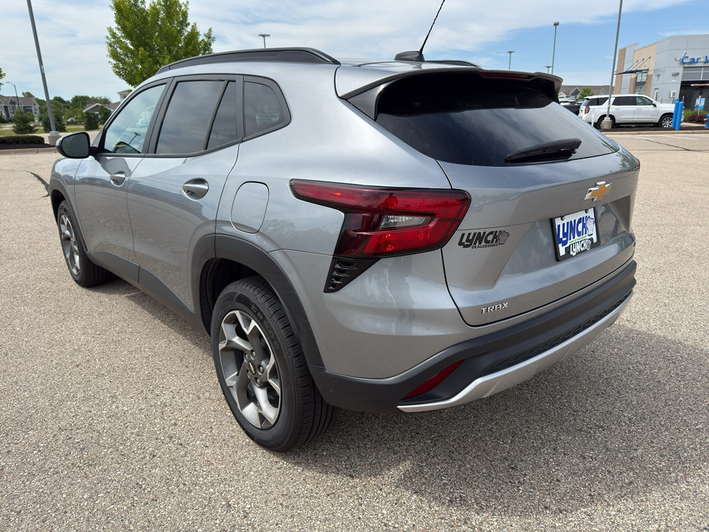 Used 2025 Chevrolet Trax LT FWD image 3