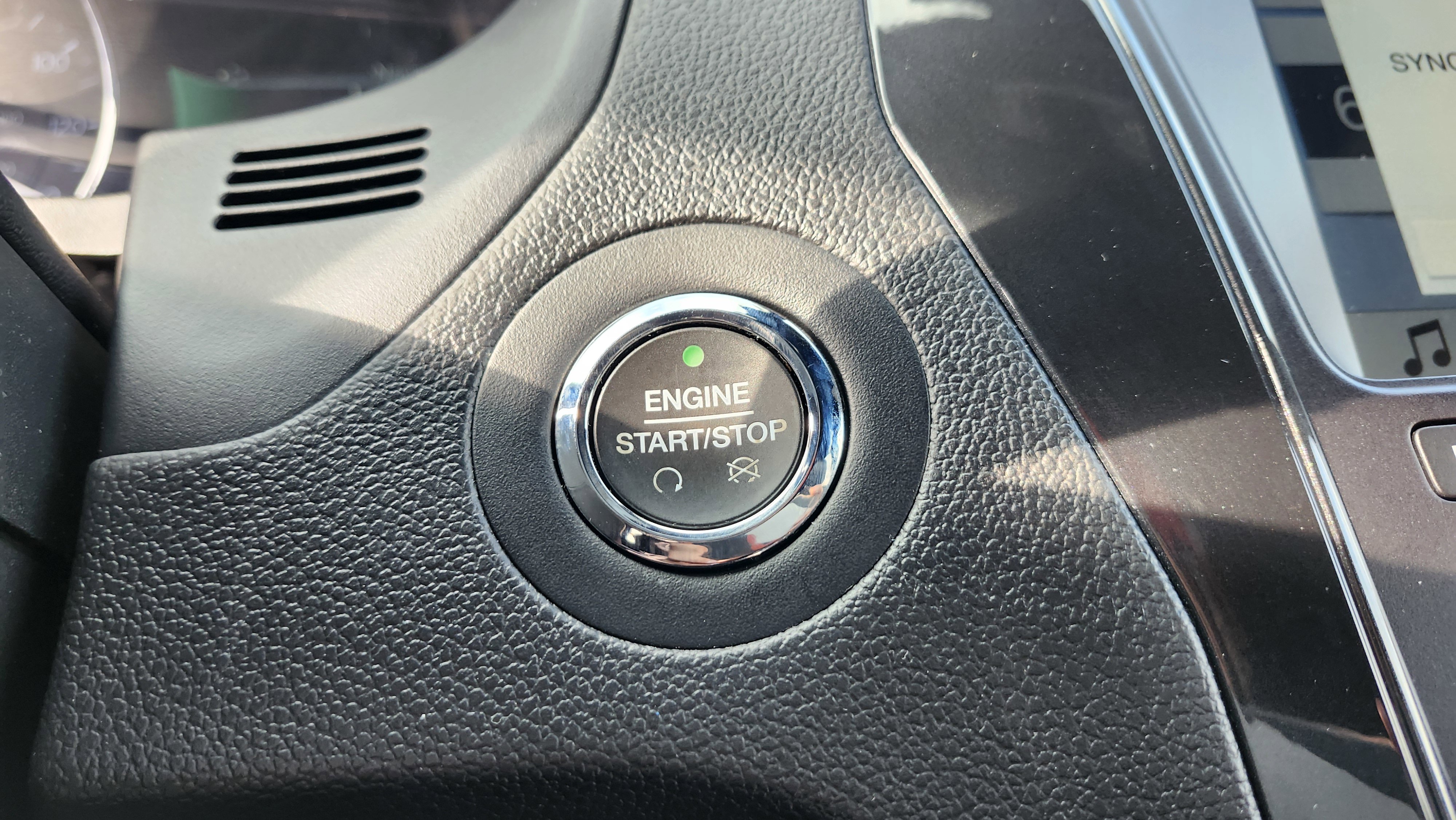 Used 2019 Ford Explorer XLT w/ Equipment Group 202A image 8