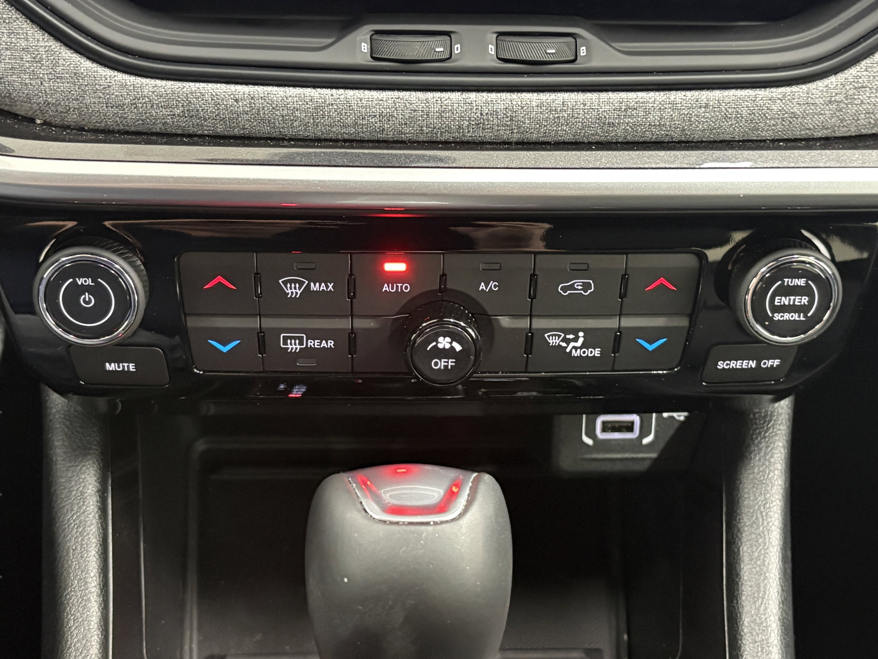 Used 2024 Jeep Compass Latitude image 18