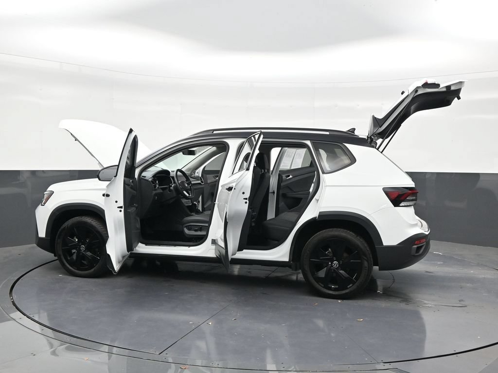 Used 2025 Volkswagen Taos SE FWD image 30