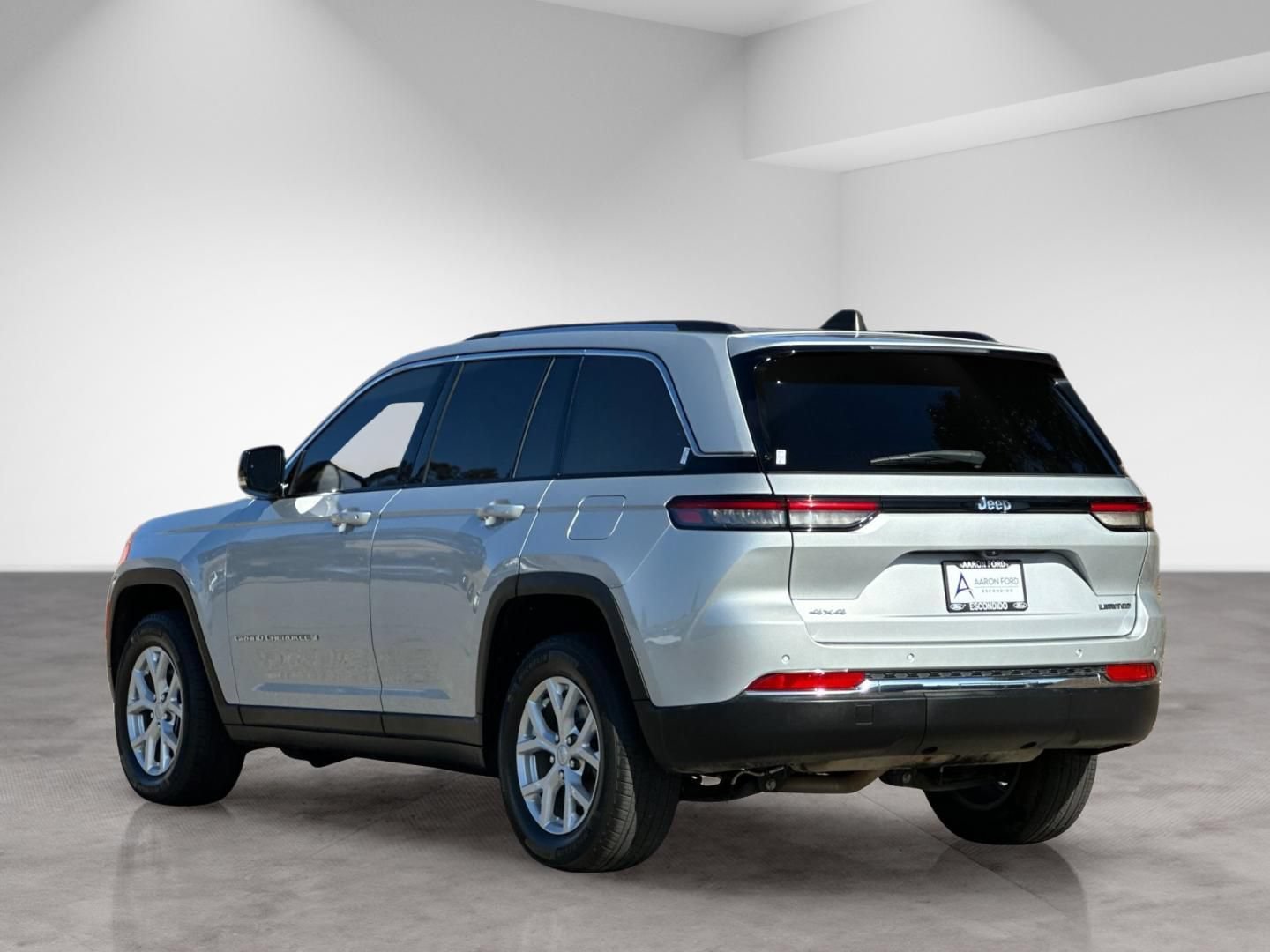 Used 2023 Jeep Grand Cherokee Limited w/ Trailer Tow Prep Group (B) AWD/4WD image 3