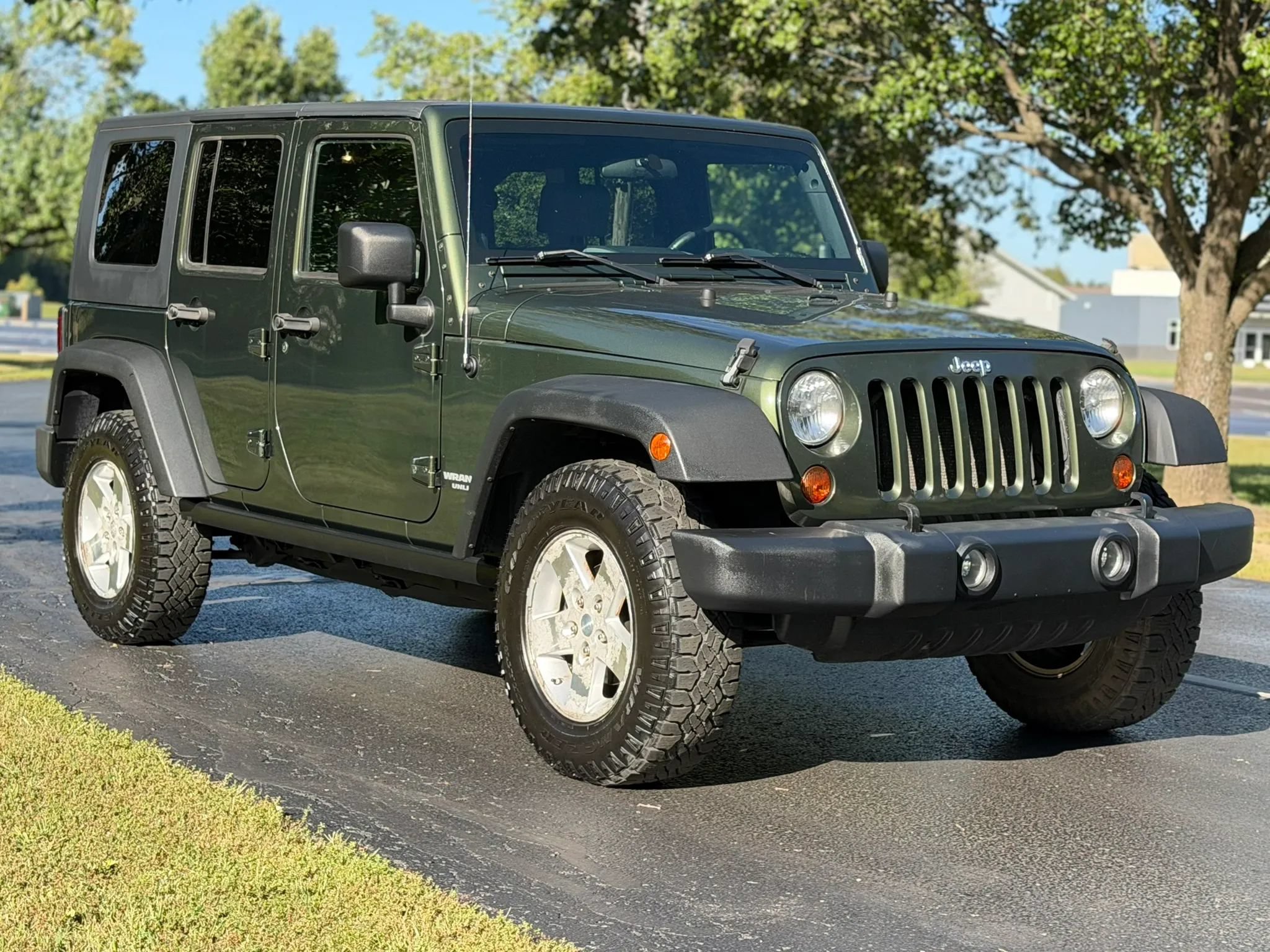 Used 2008 Jeep Wrangler Unlimited Rubicon w/ PWR Convenience Group AWD/4WD image 3