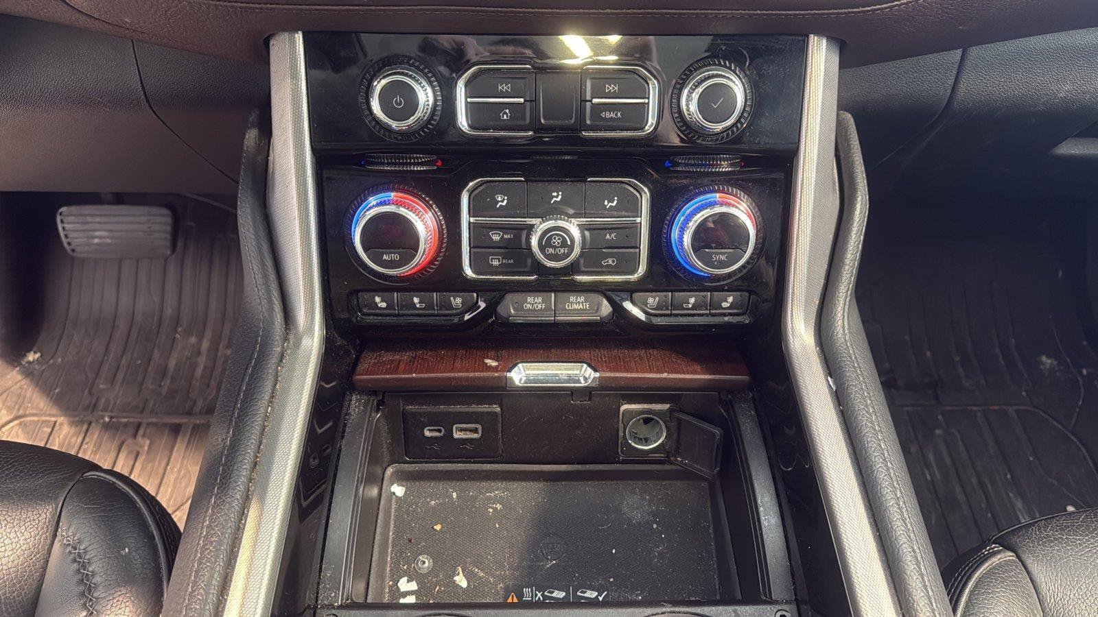 Used 2022 GMC Yukon Denali w/ Denali Premium Package AWD/4WD image 26