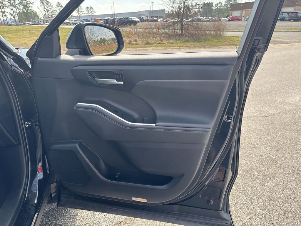 Certified 2024 Toyota Highlander XLE image 42