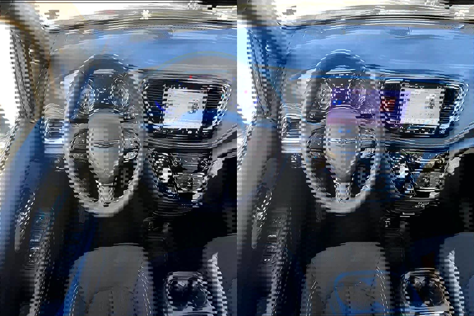 Used 2023 Chrysler Pacifica Touring image 7