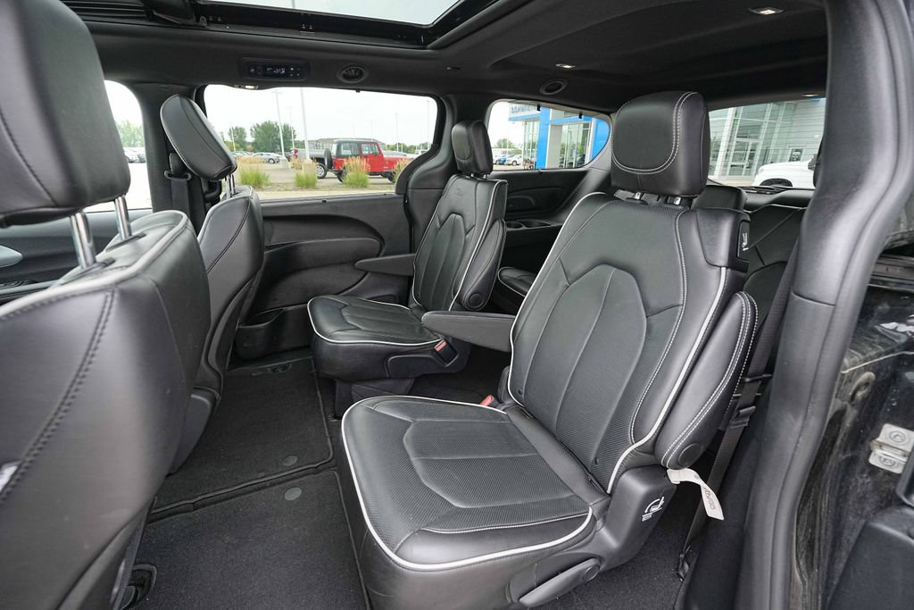 Used 2025 Chrysler Pacifica Limited FWD image 19
