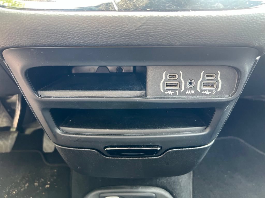 Used 2024 Chrysler Pacifica Limited FWD image 23