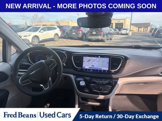 Used 2023 Chrysler Pacifica Limited image 14