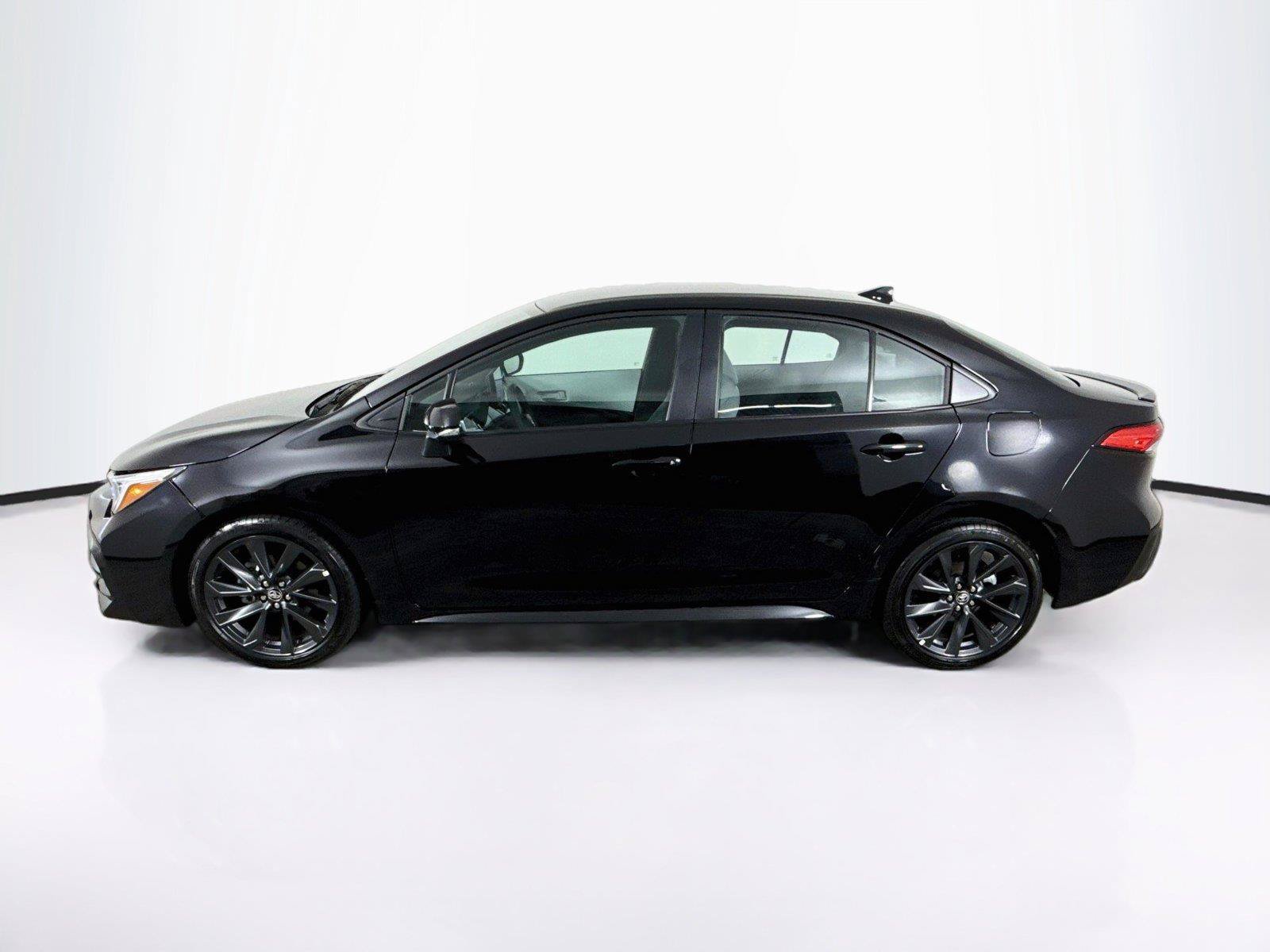 Used 2026 Toyota Corolla SE FWD image 2