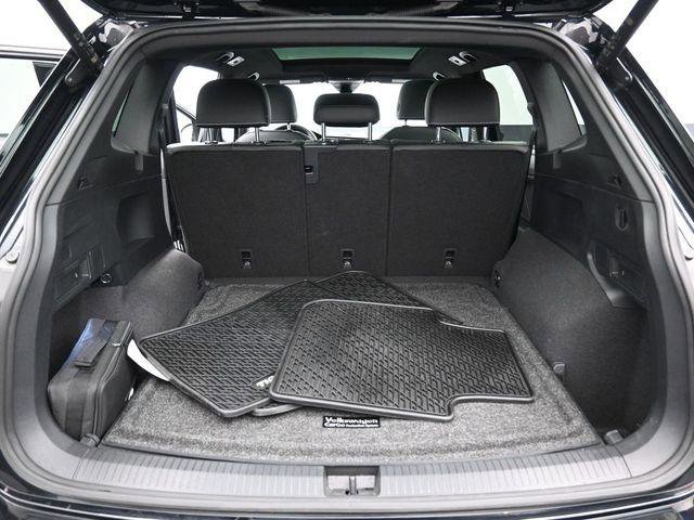 Used 2022 Volkswagen Tiguan SE R-Line image 32