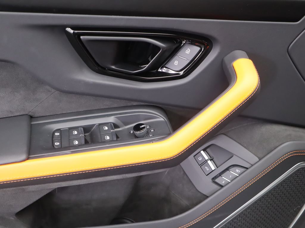 Used 2025 Lamborghini Urus SE image 24