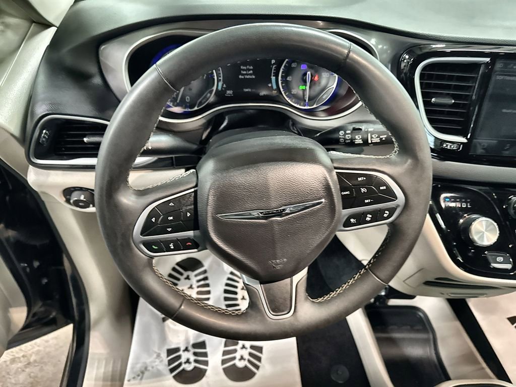 Used 2023 Chrysler Pacifica Touring-L FWD image 17