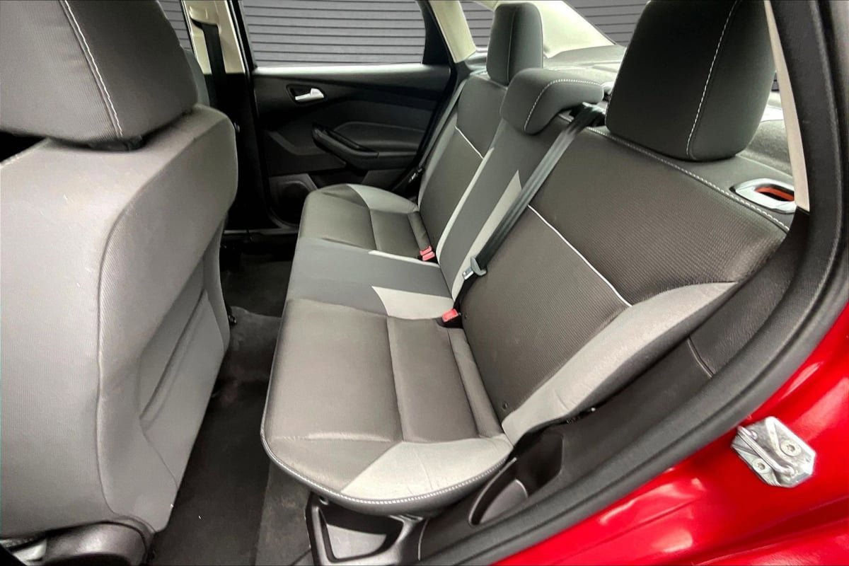 Used 2013 Ford Focus SE w/ SE Winter Pkg FWD image 20