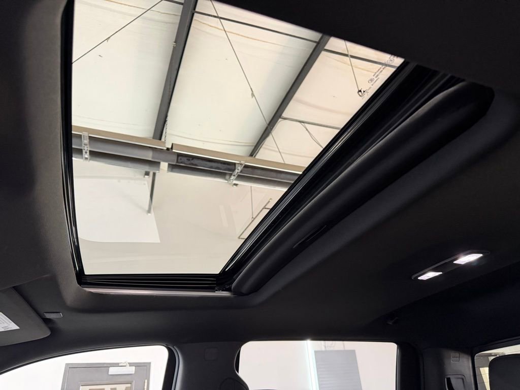 Used 2022 Chevrolet Silverado 1500 High Country w/ Technology Package image 4