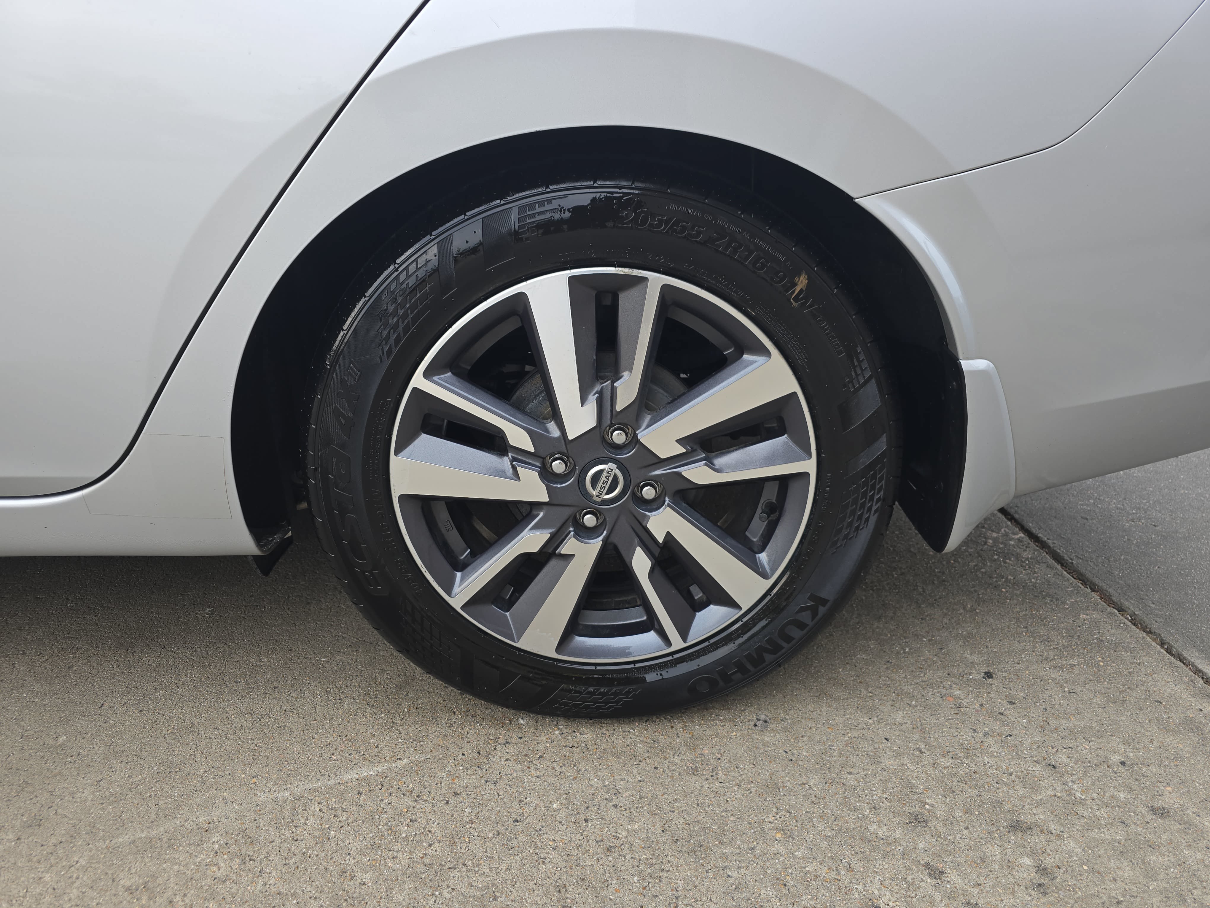 Used 2020 Nissan Versa SV FWD image 34