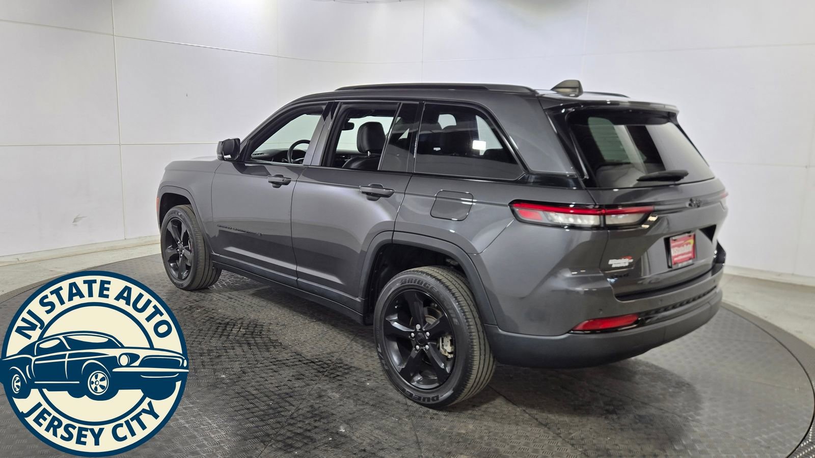 Used 2023 Jeep Grand Cherokee Altitude image 5
