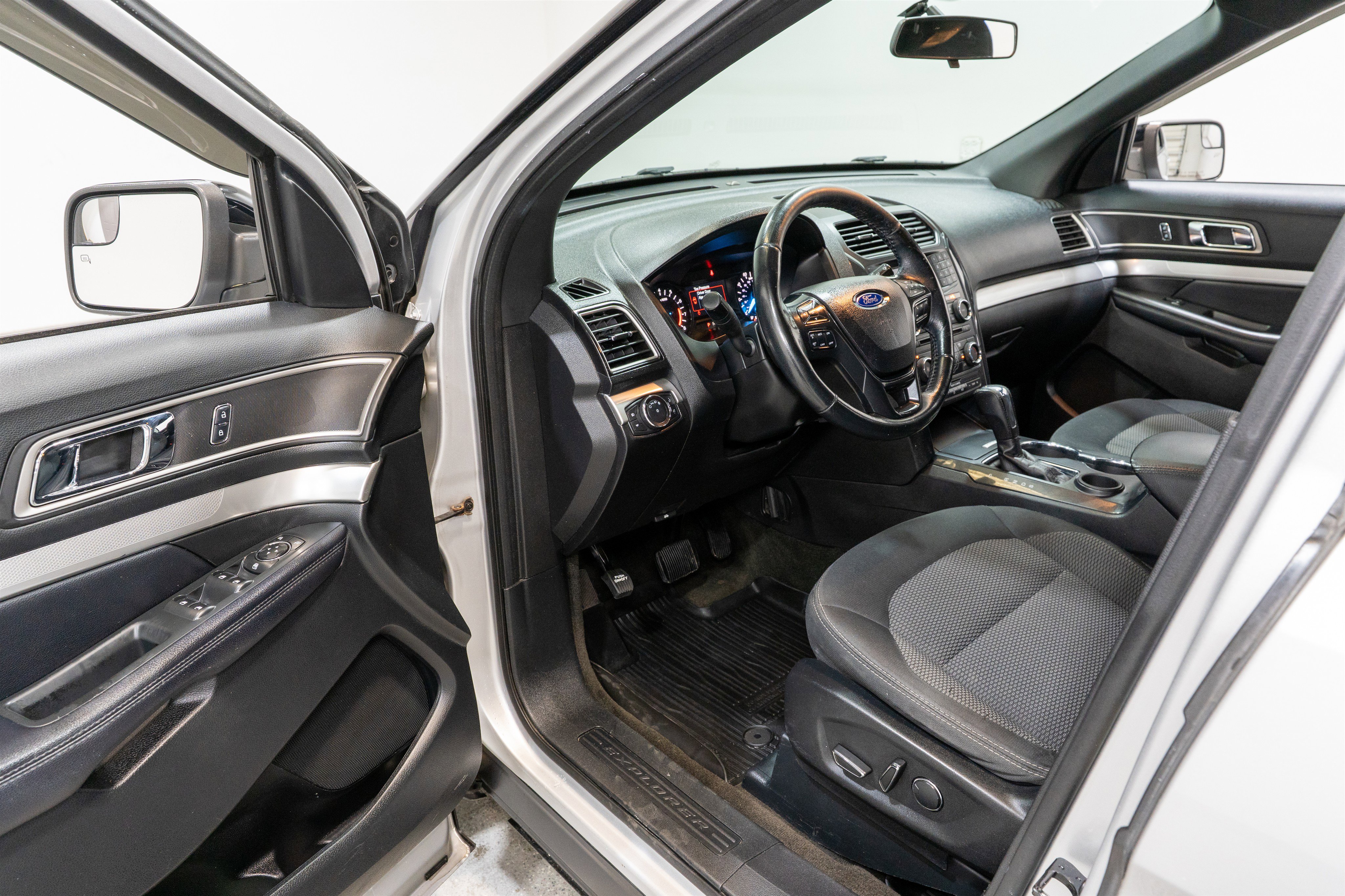 Used 2017 Ford Explorer XLT FWD image 12