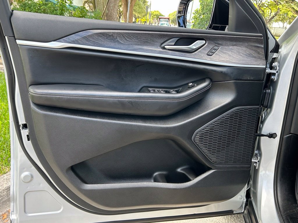 Certified 2025 Jeep Grand Cherokee Limited RWD image 29