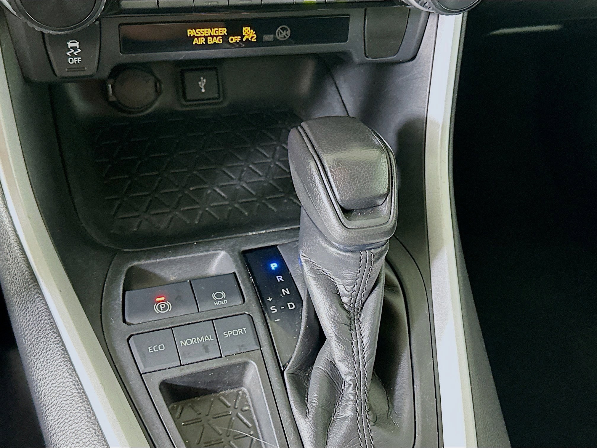 Used 2020 Toyota RAV4 LE w/ Carpet Mat Package FWD image 25