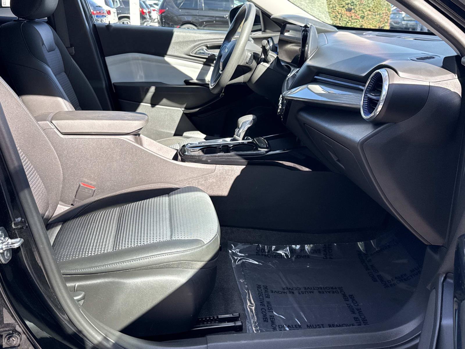 Used 2025 Chevrolet Trax LT FWD image 25