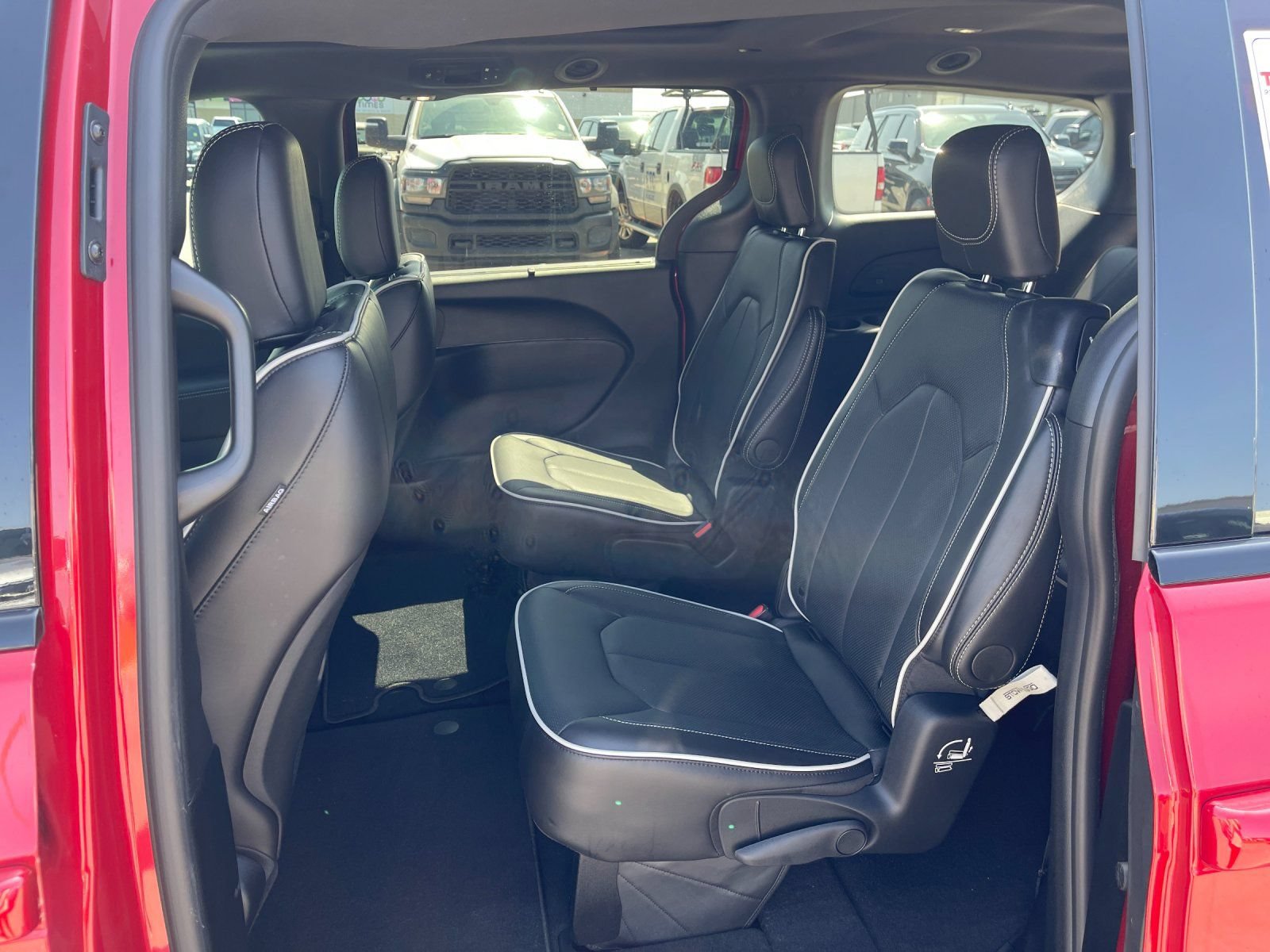 Used 2026 Chrysler Pacifica Limited w/ S Appearance Package FWD image 14