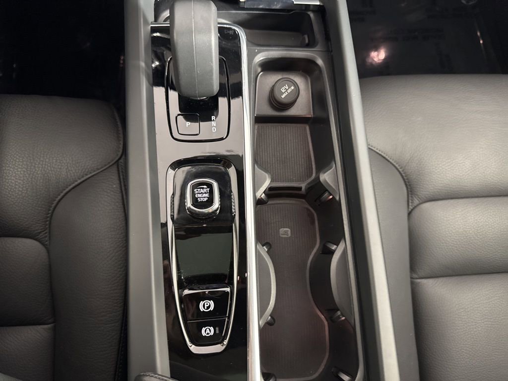 Used 2025 Volvo XC60 B5 Plus image 31