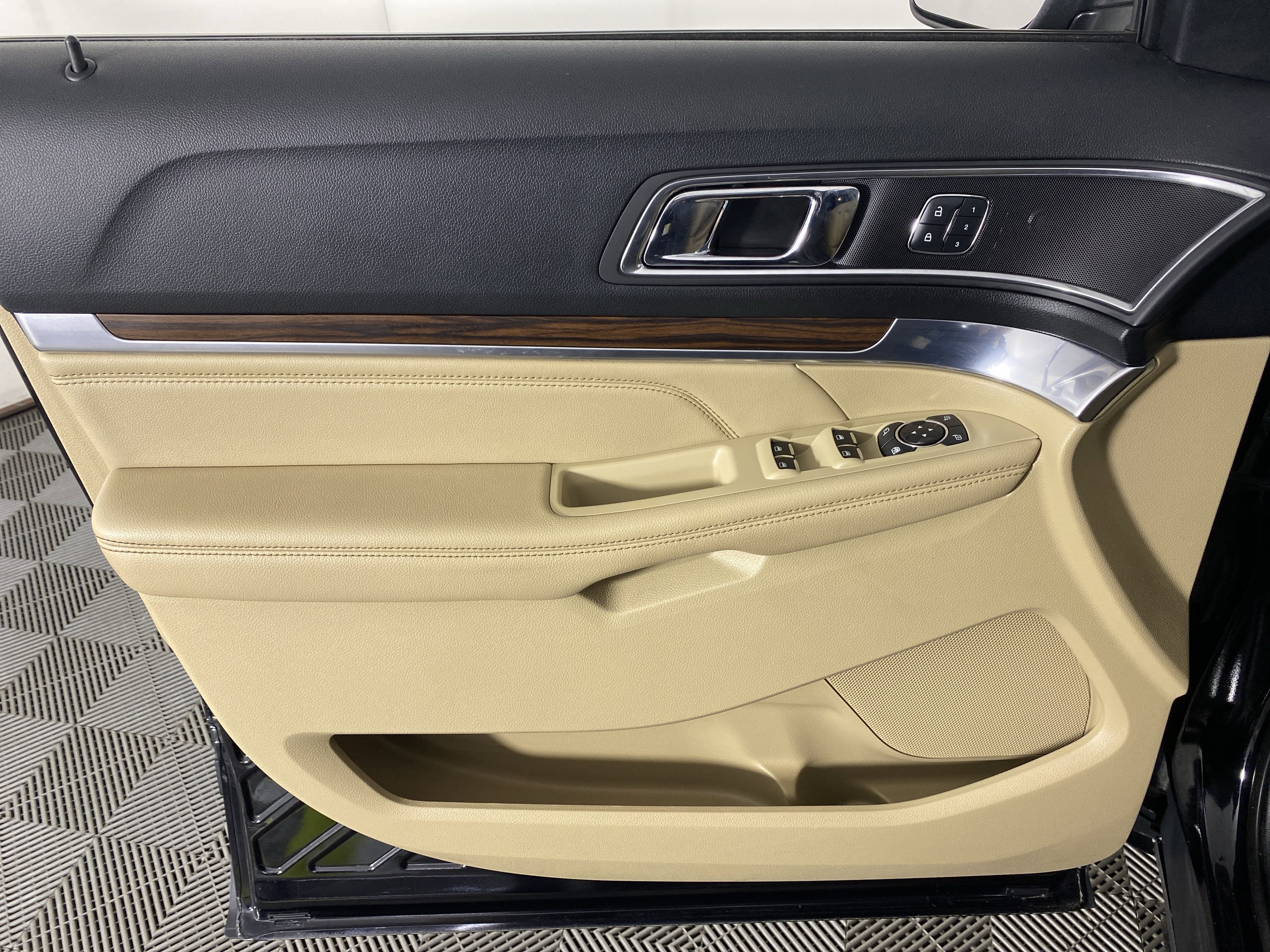 Used 2017 Ford Explorer Limited AWD/4WD image 14