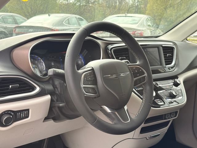 Used 2022 Chrysler Voyager LX FWD image 25