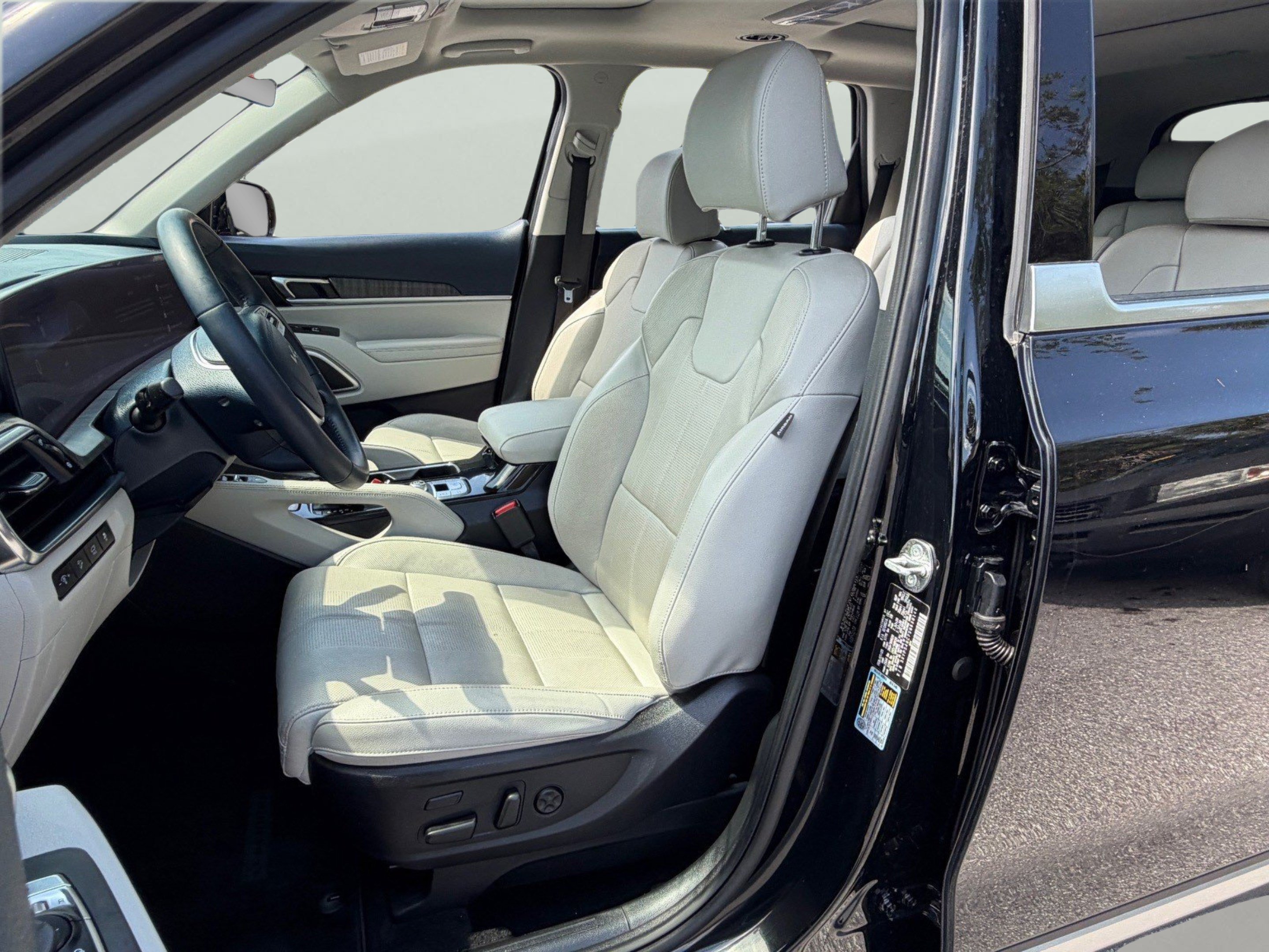 Used 2025 Kia Telluride SX w/ SX Captain's Chair Package FWD image 11