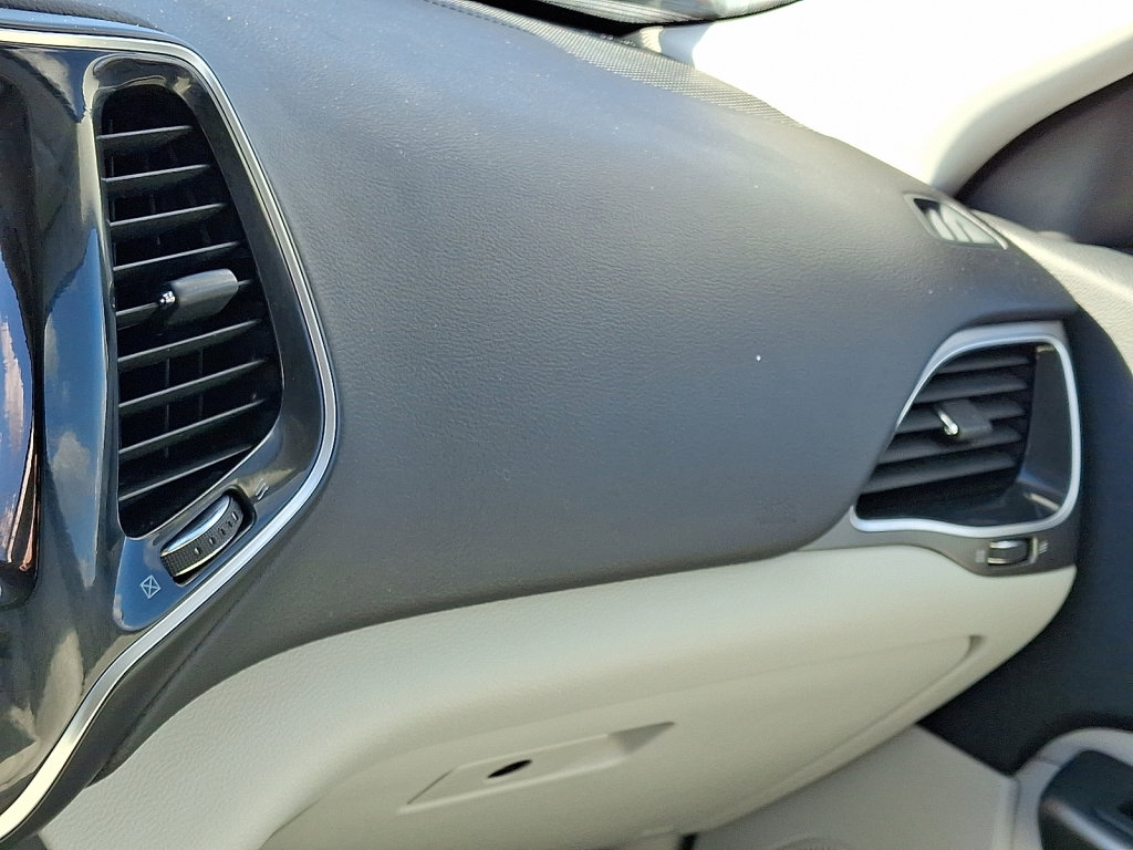 Used 2019 Jeep Cherokee Limited image 30