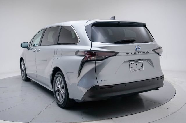 Used 2025 Toyota Sienna XLE FWD image 19